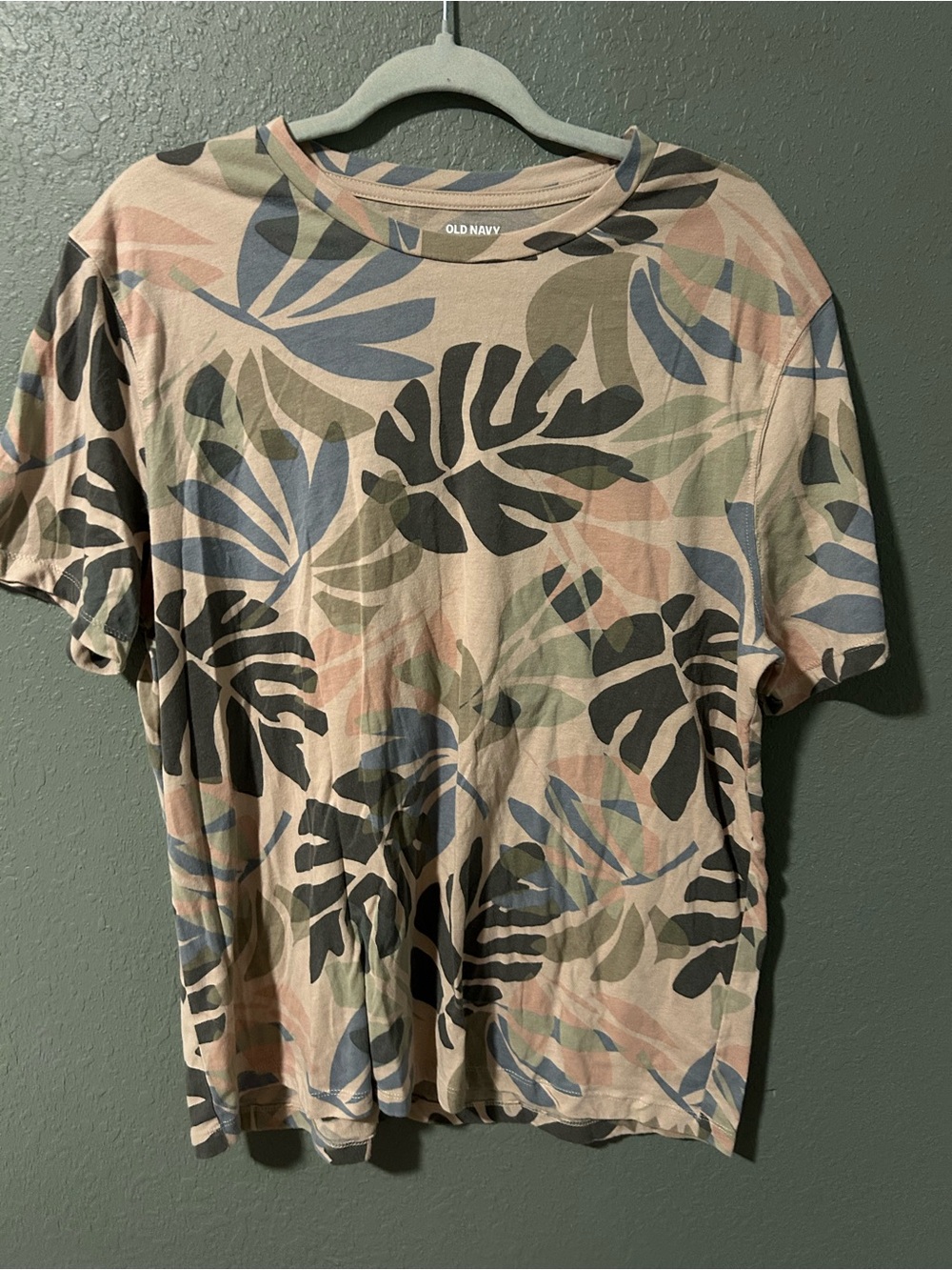 Old Navy tropical leaf print tee in size L #tropical #summer